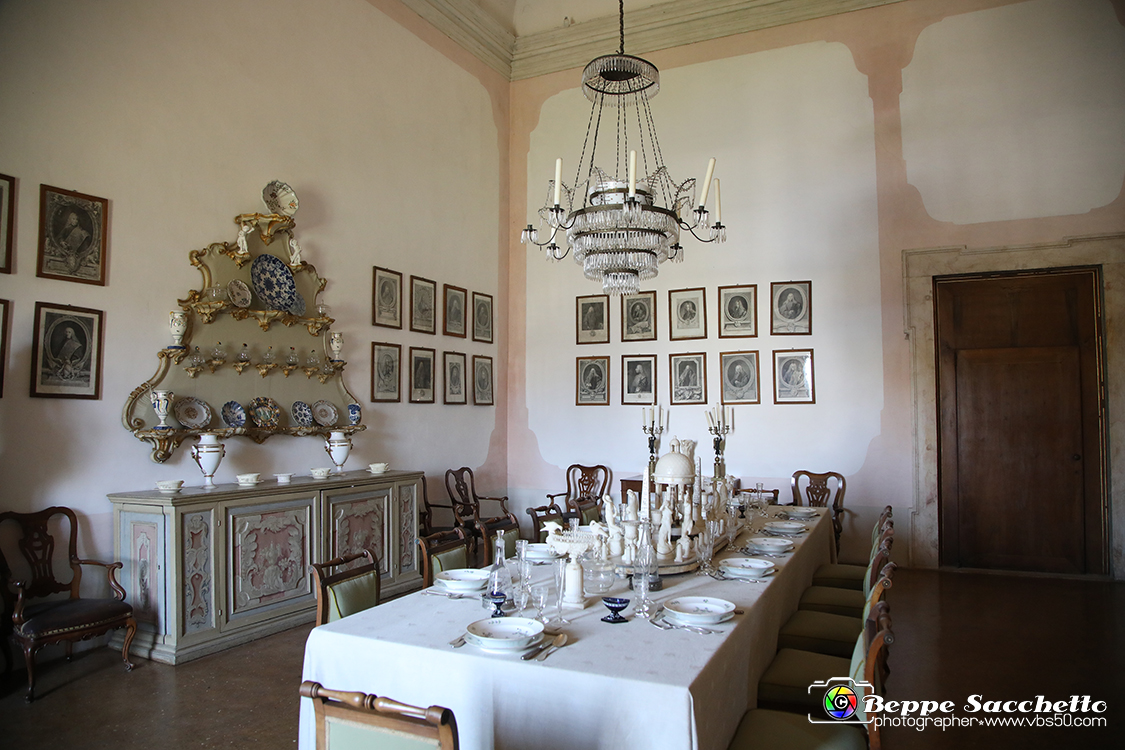 VBS_6655 - Villa Pisani - Stra (Venezia).jpg - SALA DA PRANZO  Questo ambiente, adibito nel Settecento a sala da pranzo, conservò anche in seguito il suo aspetto e la sua funzione. La tavola da pranzo è allestita con oggetti di epoca napoleonica. Molti dei piatti esposti provengono dalla manifattura Antonibon di Nove, attiva dal 1728. Alle pareti vi sono ritratti di procuratori veneziani (secc. XVII-XVIII), spesso opere di famosi pittori veneziani. 